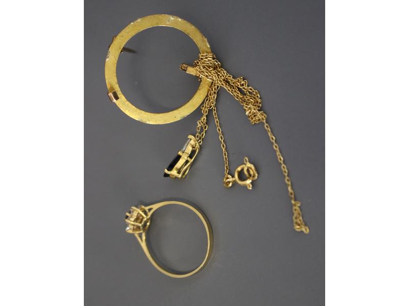 PENDENTIF avec chaîne et BAGUE en or jaune...