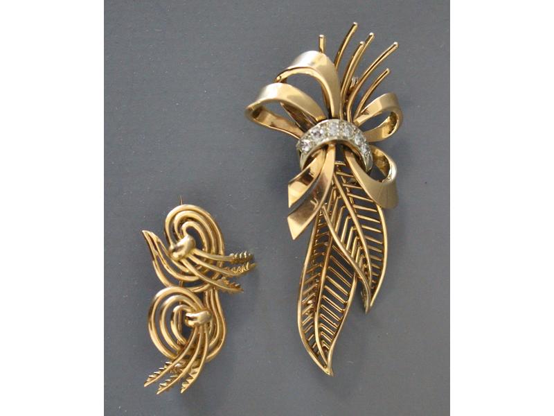 DEUX BROCHES en or jaune (18K), l'une stylisant...