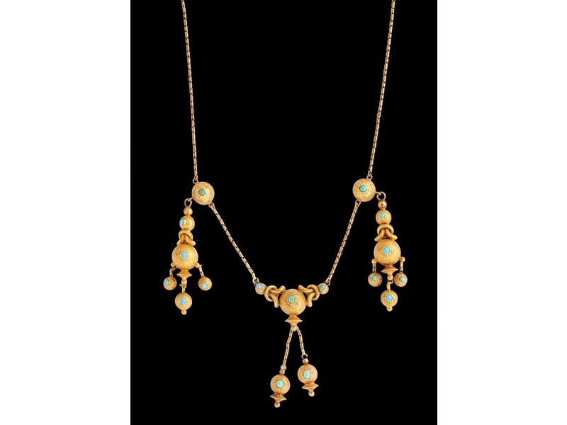 COLLIER en or jaune (18K) à trois motifs...