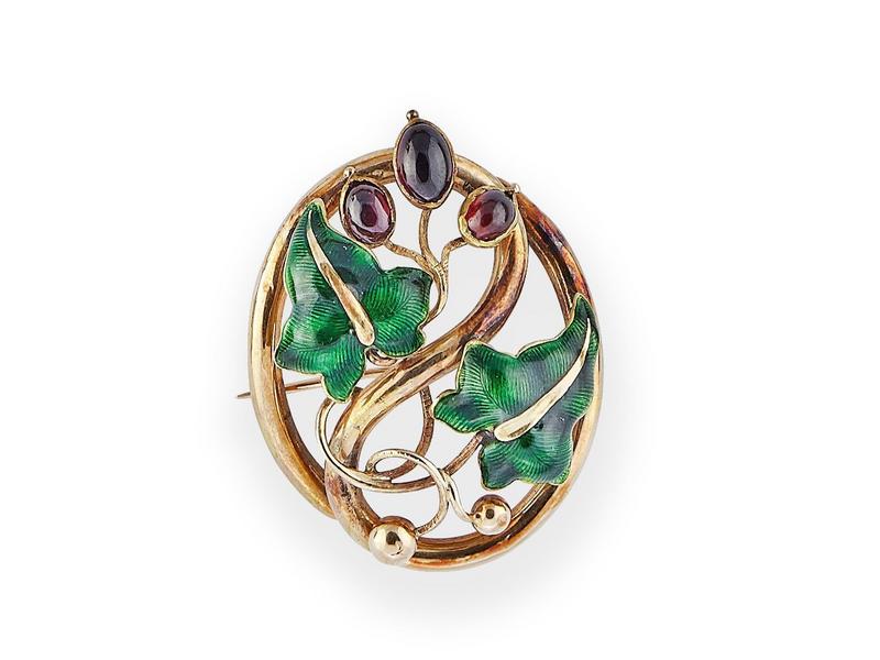 BROCHE ovale en or jaune (14K) à décor ajouré...