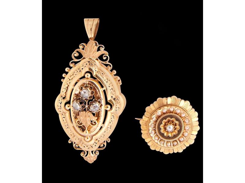 DEUX BROCHES en or jaune (18K), l'une PENDENTIF...