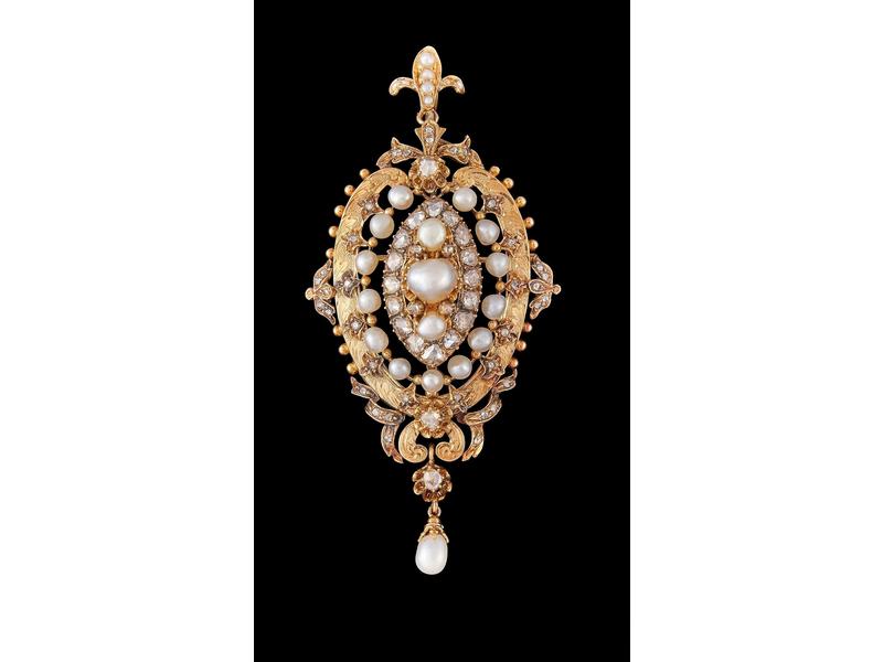 BROCHE OVALE en or jaune (18K) sertie de...