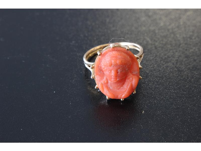 BAGUE en or jaune (18K) sertie sur griffes...