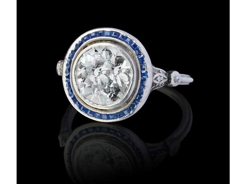 BAGUE en platine ornée d'un diamant demi-taille...