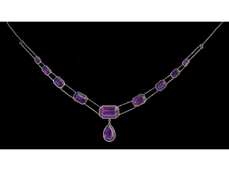 COLLIER RAS-DE-COU en platine serti de neuf...