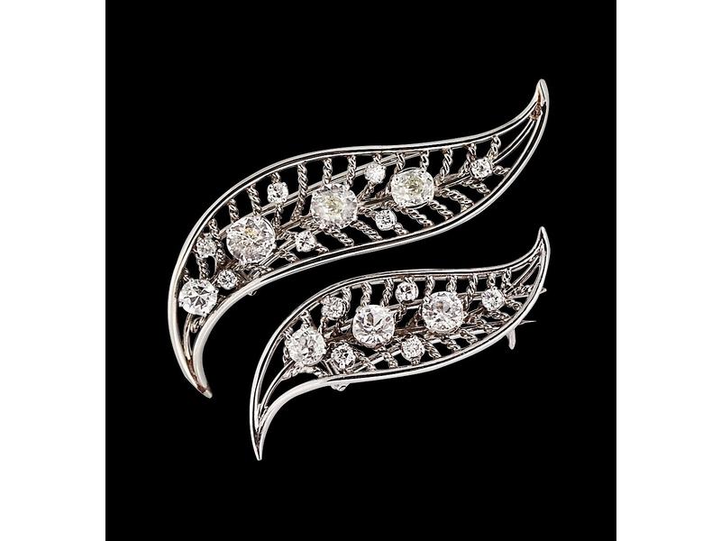 DEUX CLIPS de corsage en or gris (18K) formant...