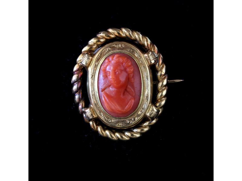 BROCHE-CAMEE en or jaune (18K) sertie d'un...