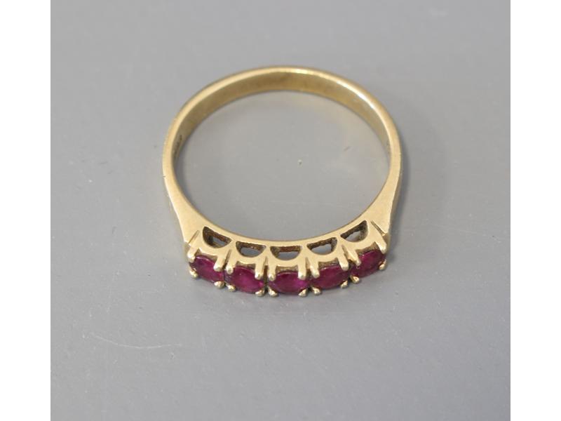 BAGUE en or jaune (14K) sertie d'une ligne...