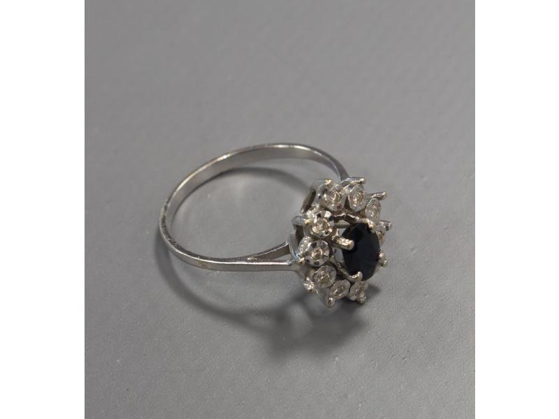 BAGUE type marguerite en or gris (18K) sertie...