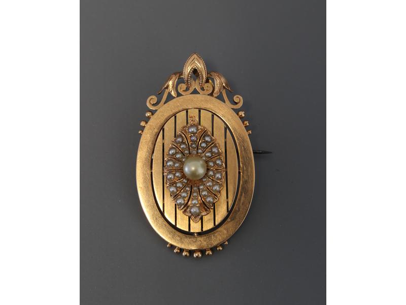 BROCHE ovale en or jaune (18K) sertie de...