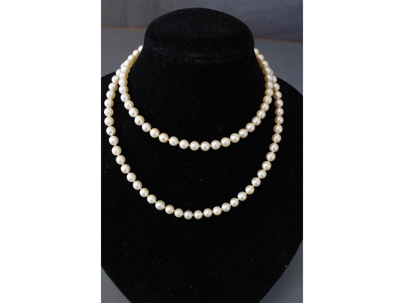 COLLIER de 107 perles de culture à fermoir...