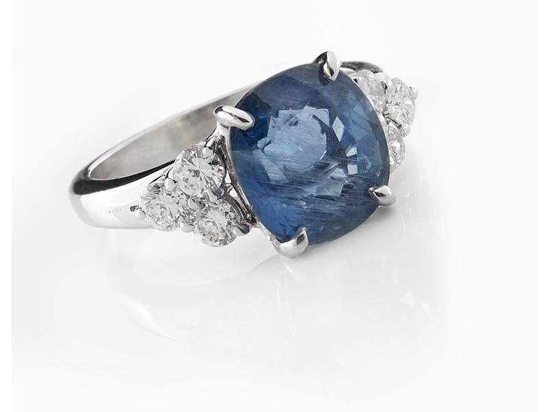 BAGUE en or gris (18K) sertie d'un saphir...