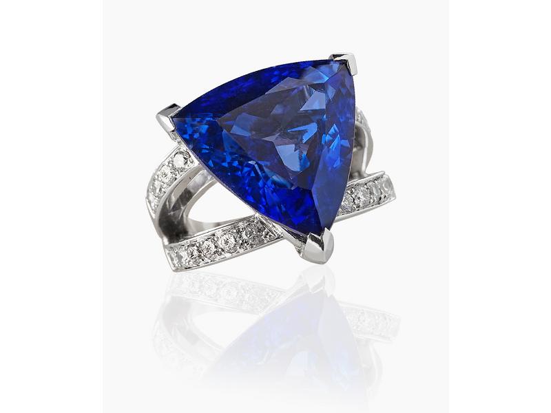 BAGUE en or gris (18K) ornée d'une importante...