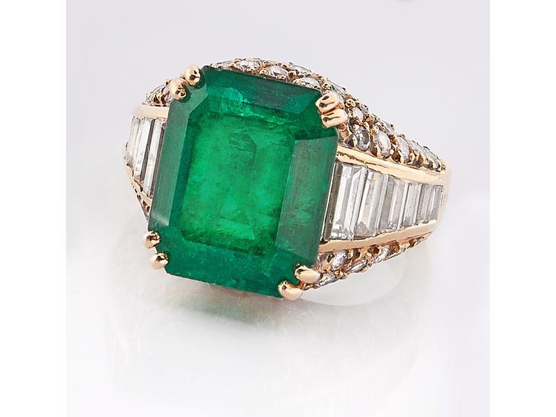 BAGUE en or jaune (18K) et platine ornée...