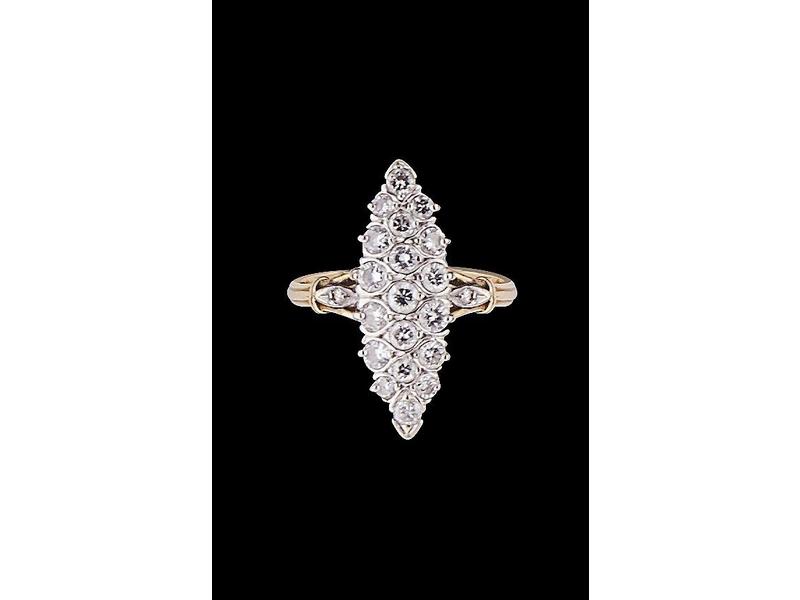 BAGUE marquise en ors gris et jaune (18K)...