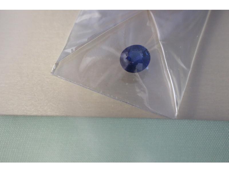 SAPHIR naturel bleu, taille ovale.
