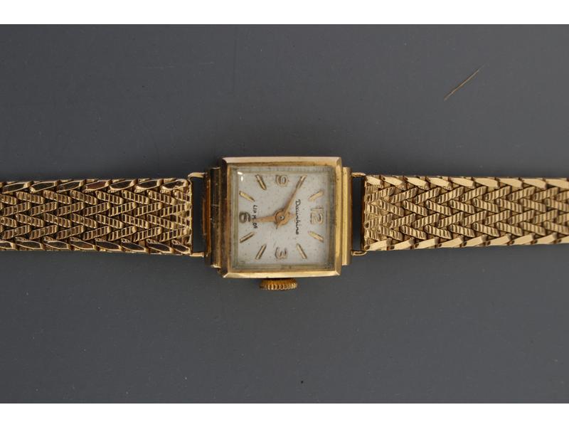PETITE MONTRE bracelet de dame en or jaune...