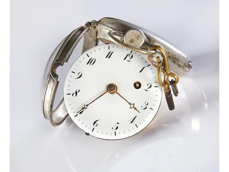MONTRE DE POCHE en argent, à cadran émaillé...