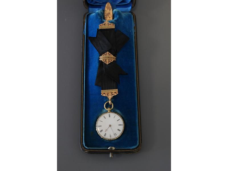 MONTRE DE POCHE en or jaune (18K) ciselé...