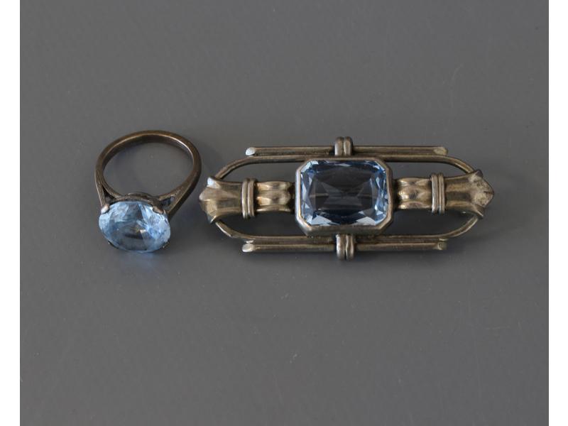 BAGUE et BROCHE à monture en argent (800/1000),...