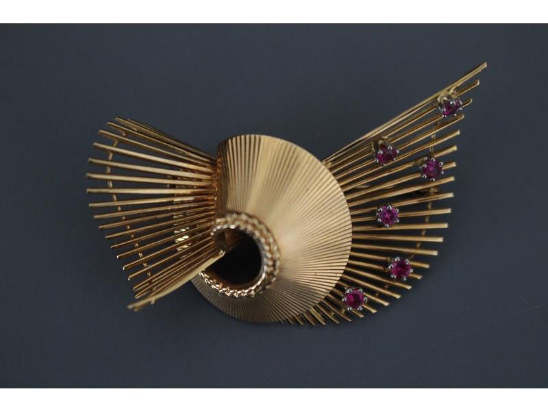 BROCHE en or jaune (18K) de forme rayonnante...