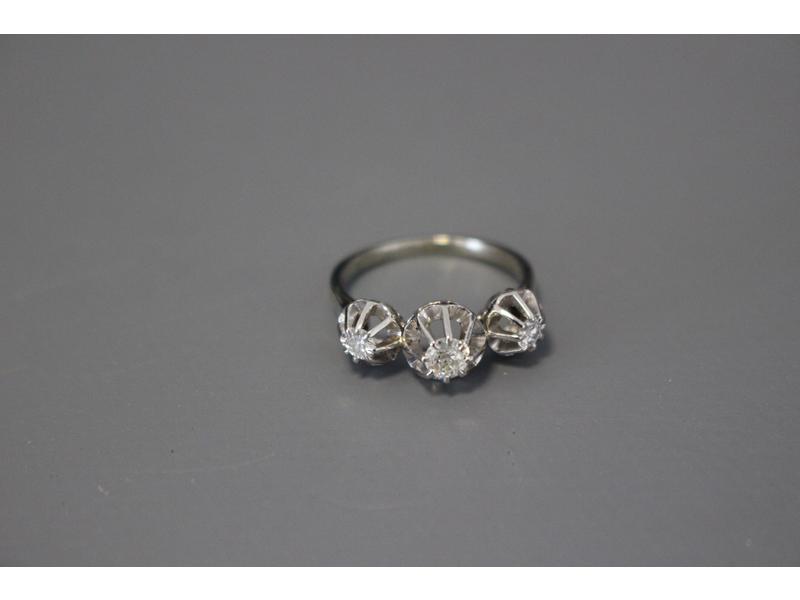 BAGUE en or gris (18K) et platine, sertie...