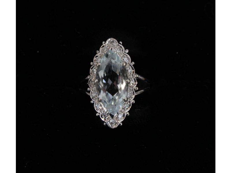 BAGUE type marquise en or gris (18K) sertie...
