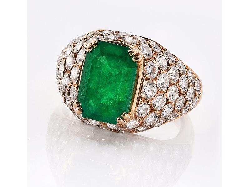 BAGUE en or jaune (18K) sertie d'une émeraude...