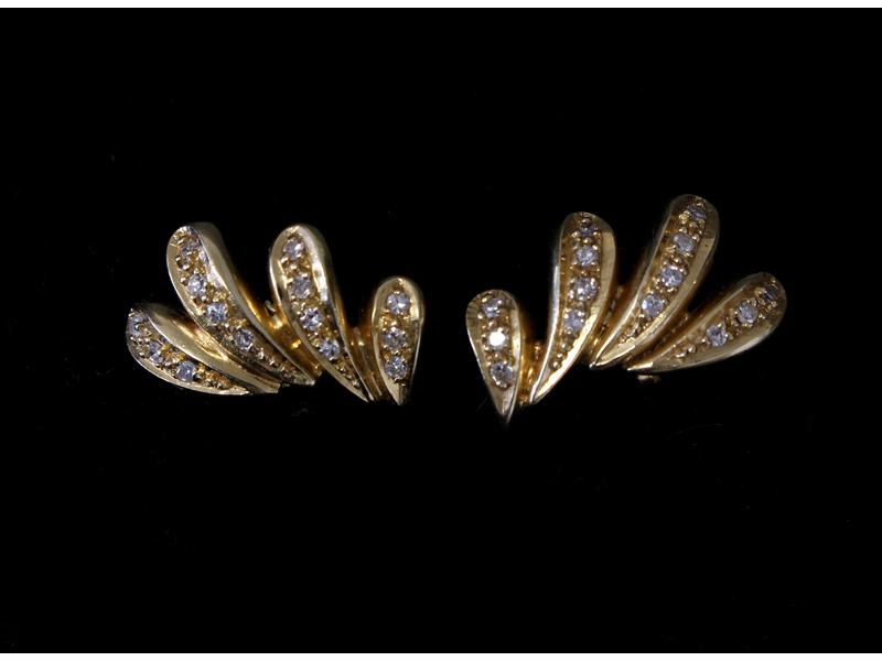 PAIRE DE CLOUS D'OREILLES en or jaune (18K)...