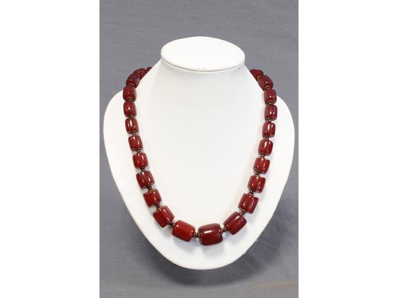 COLLIER de perles vraissemblablement en ambre,...