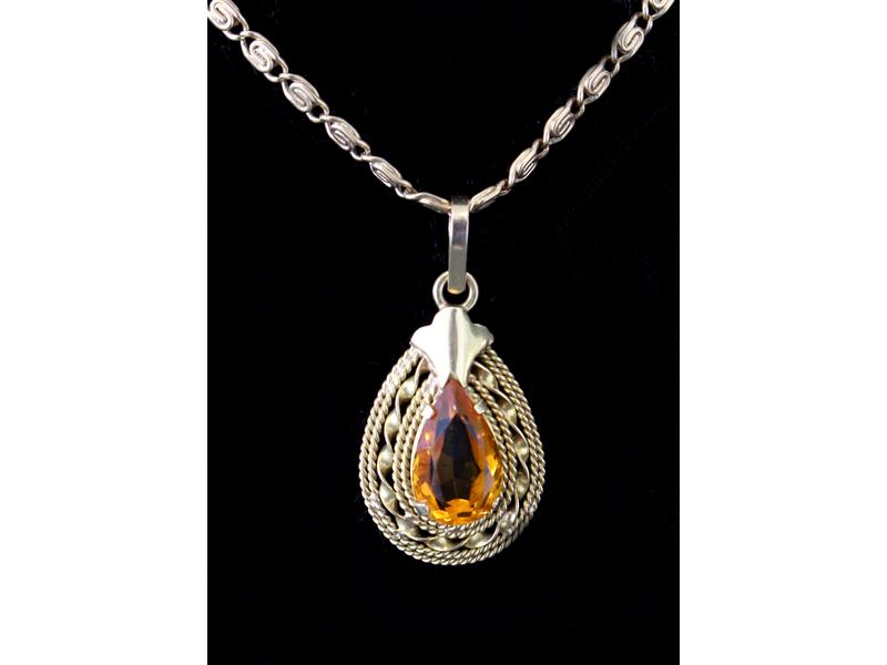PENDENTIF goutte en or jaune (18K) serti...