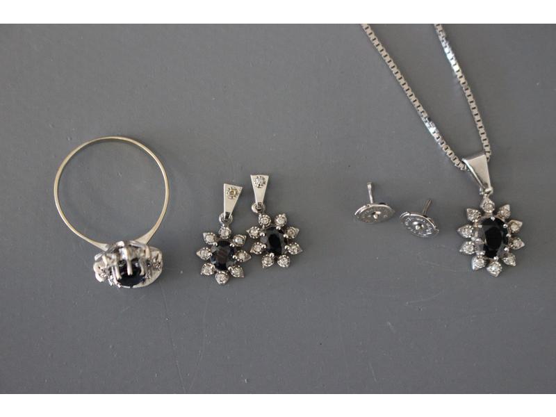 PARURE en or gris (18K) sertie de saphirs...