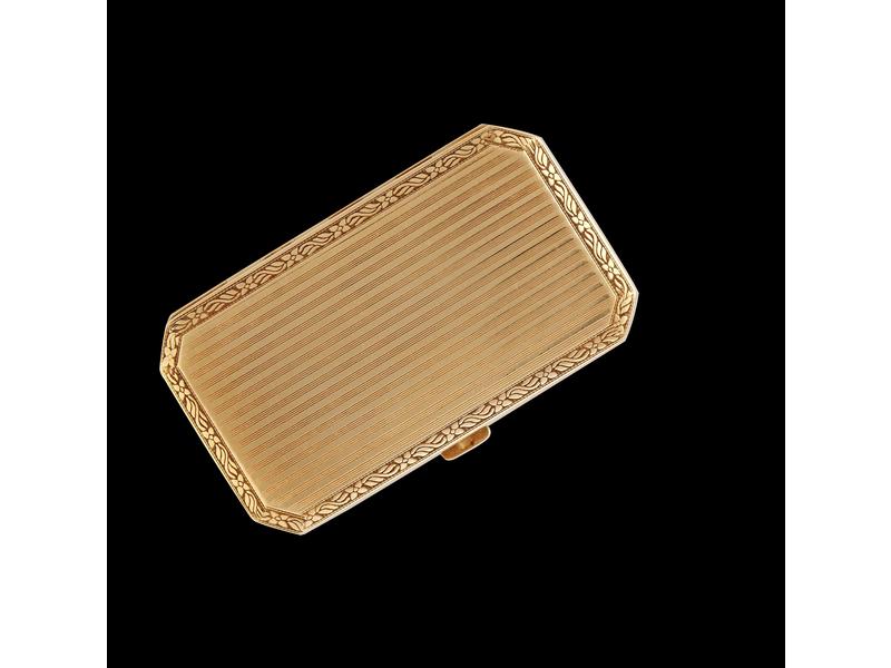 POUDRIER rectangulaire à pans coupés en or...
