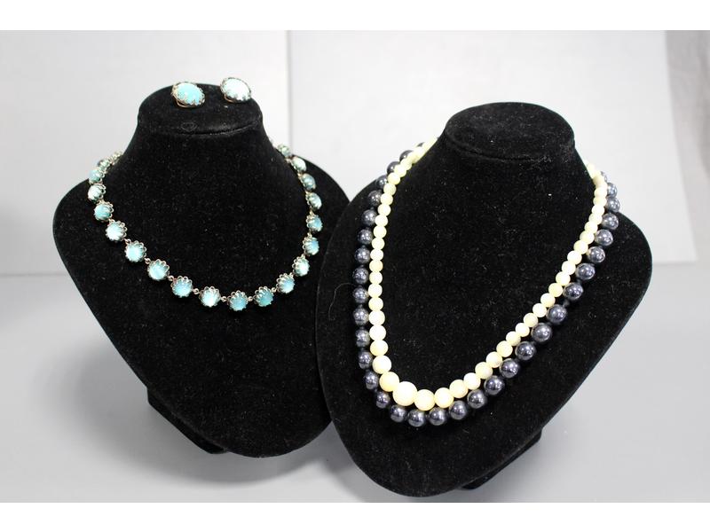 DEUX COLLIERS DE PERLES, le premier en perles...