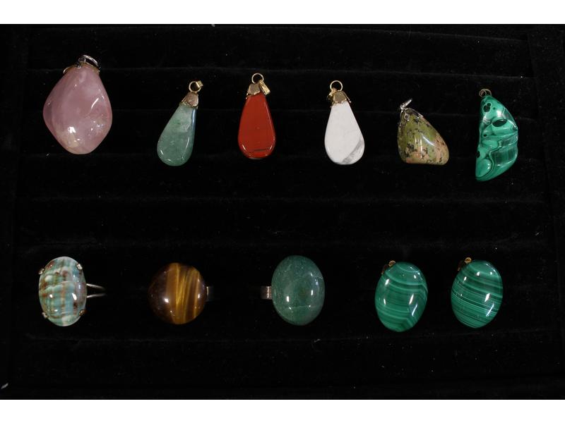 LOT DE BIJOUX en pierres dures, comprena...