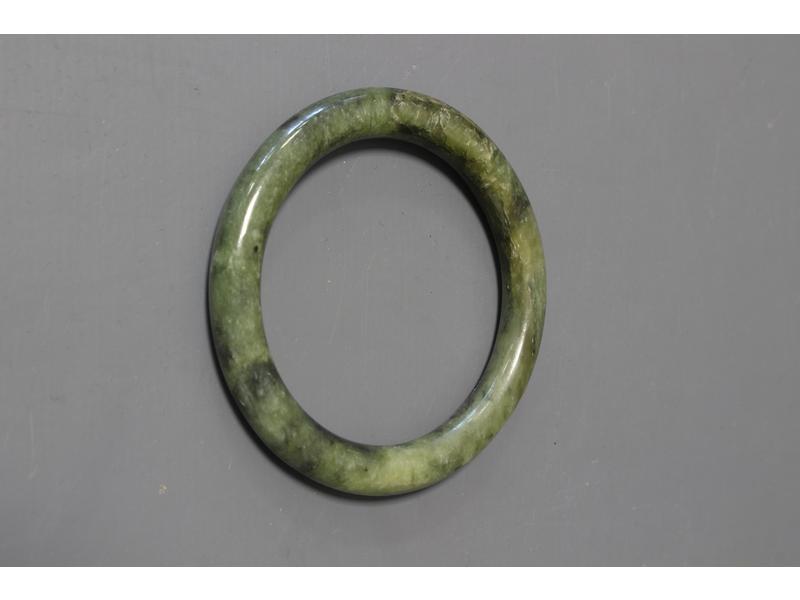BRACELET anneau en jade épinard.