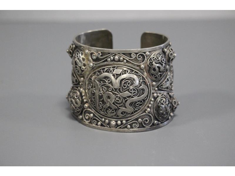 BRACELET MANCHETTE en argent à décor ciselé...