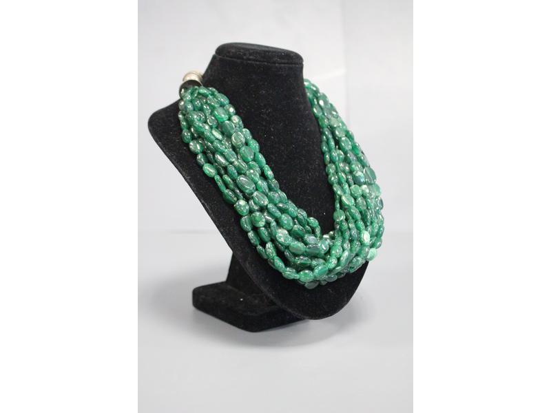 LARGE COLLIER à huit rangs de pierres vertes,...