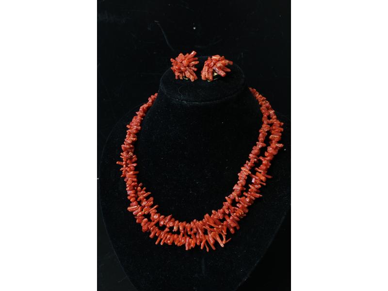 COLLIER A DEUX RANGS en corail, fermoir en...