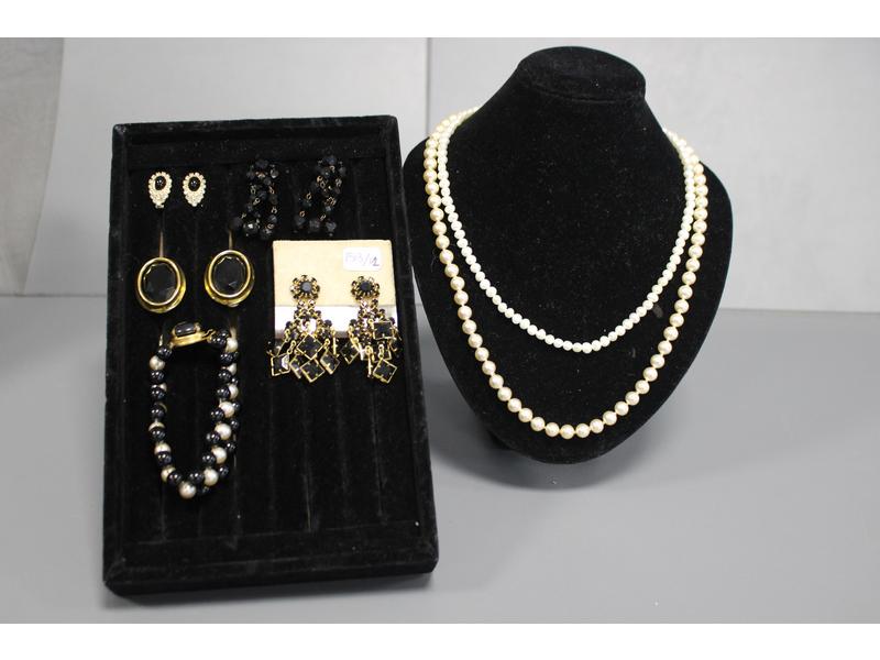 LOT DE BIJOUX FANTAISIE comprenant:
