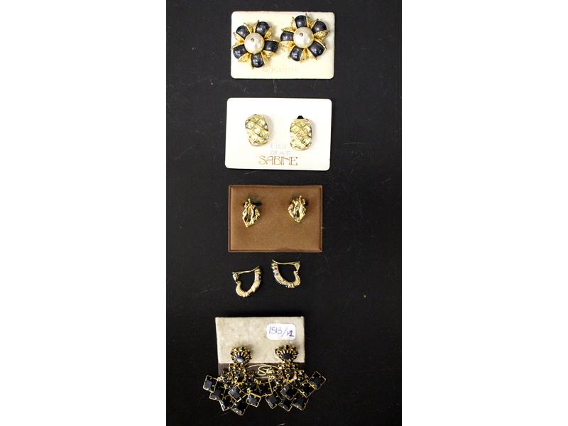 QUATRE PAIRES DE CLIPS D'OREILLES FANTAISIE...