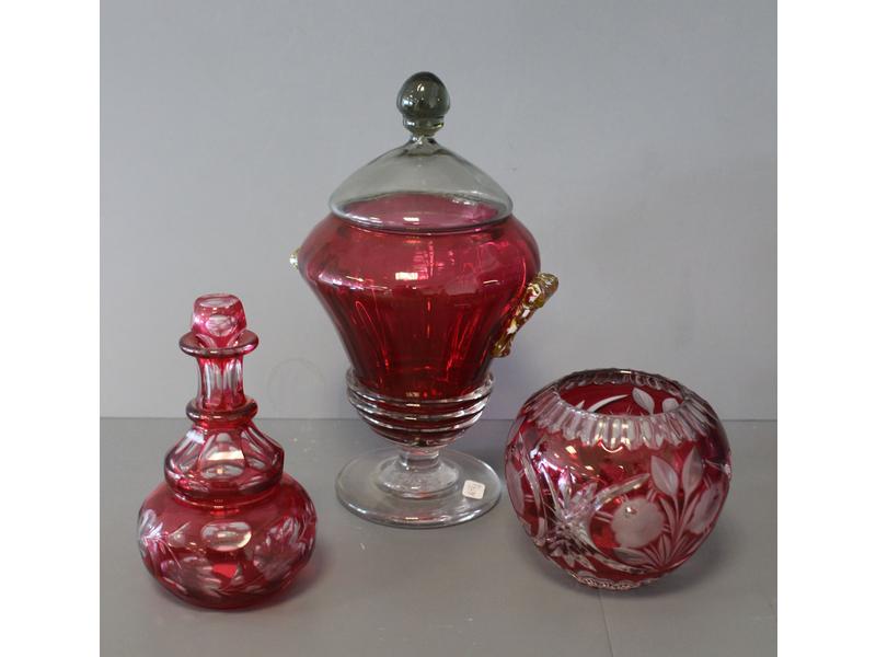 FLACON ET VASE en cristal taillé rouge et...