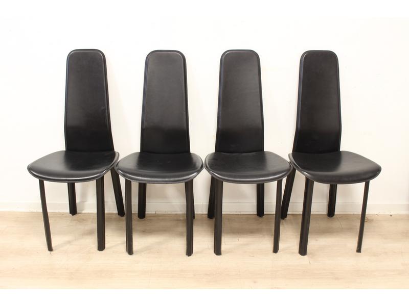 SUITE DE QUATRE CHAISES à haut dossier en...