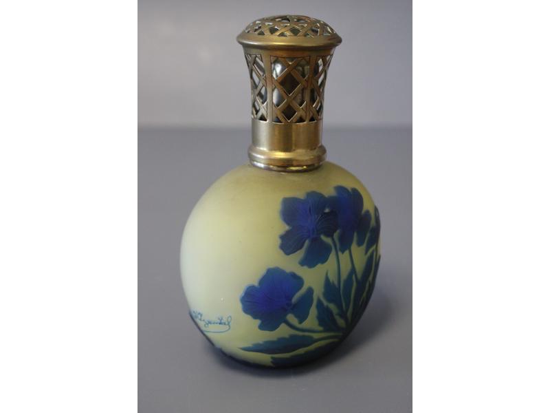 UNE LAMPE BERGER formée d'un vase en boule...