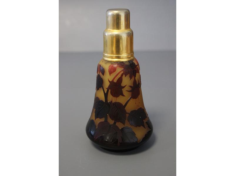 UNE LAMPE BERGER formée d'un vase balustre...
