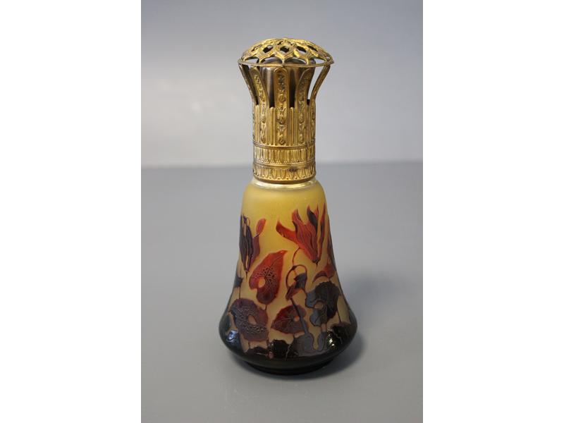 UNE LAMPE BERGER formée d'un vase balustre...