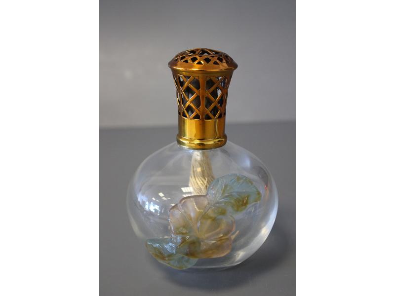 UNE LAMPE BERGER formée d'un vase boule en...
