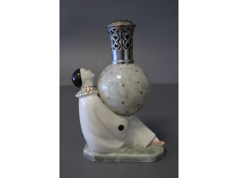 UNE LAMPE BERGER formée d'un vase en porcelaine...
