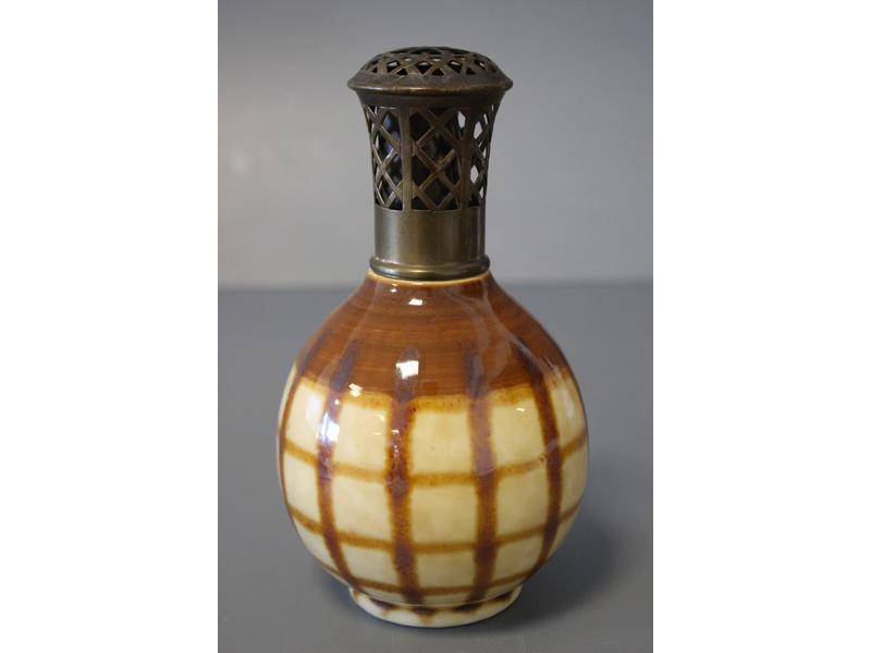 UNE LAMPE BERGER formée d'un vase boule en...