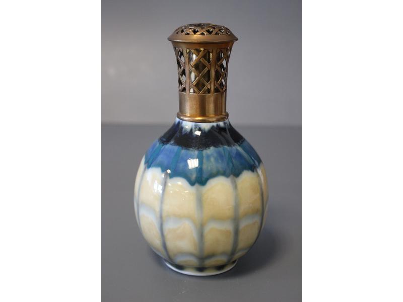 UNE LAMPE BERGER formée d'un vase boule en...